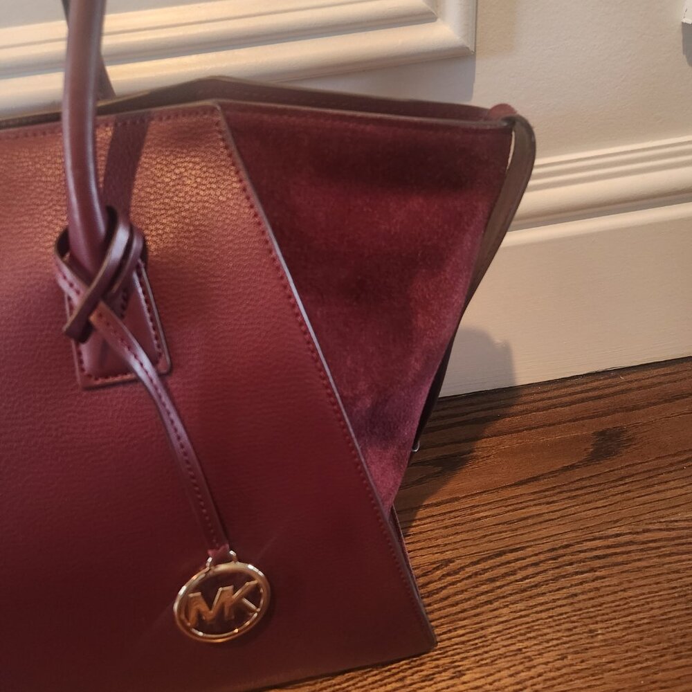$628-NWT -Michael Kors Avril Extra-Large Tote 100% Leather-100% Suede - Picture 4 of 8